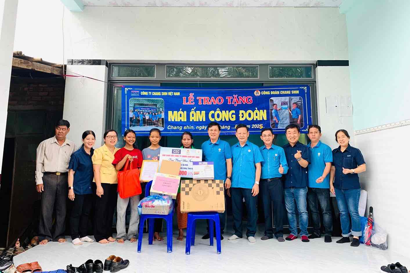 LDLD tinh Dong Nai va Cong doan co so Cong ty TNHH Chang Shin Viet Nam trao Mai am cong doan cho cong nhan lam viec tai cong ty o Khu cong nghiep Thanh Phu, phuong Tan Trieu, tinh Dong Nai. Anh: HAC