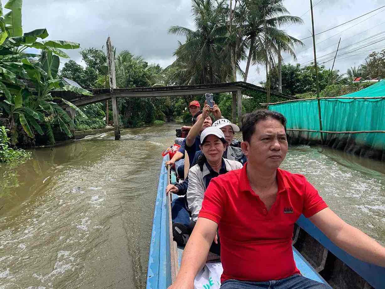 Cong doan co so Cong ty TNHH Chang Shin Viet Nam ve tan que nha cua cong nhan de trao mai am. Anh: HAC