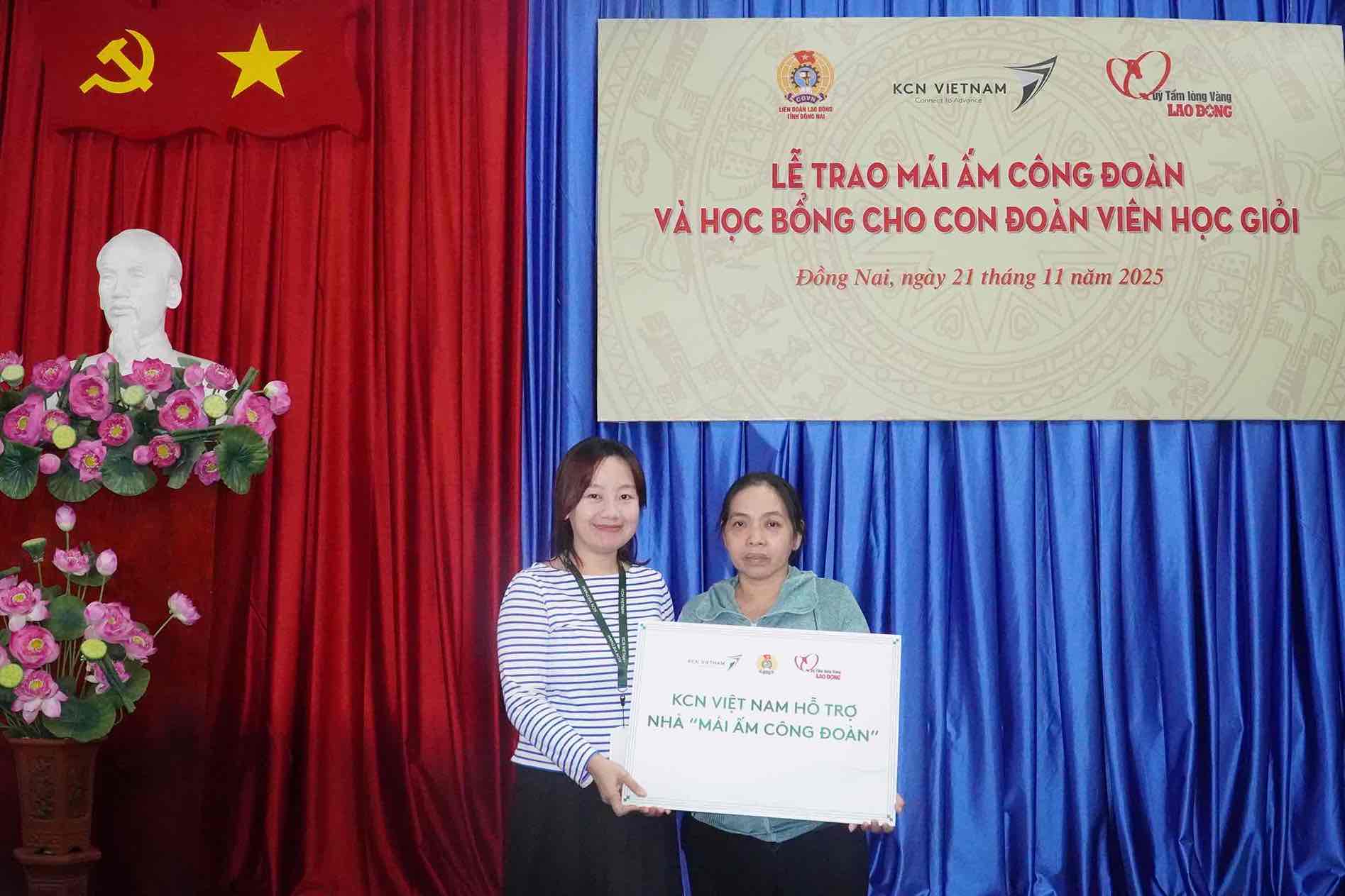 Dai dien nha tai tro trao Mai am Cong doan cho doan vien Bui Thi Le Ngoc, cong nhan Cong ty TNHH Pou Chen Viet Nam, phuong Bien Hoa, tinh Dong Nai. Anh: HAC