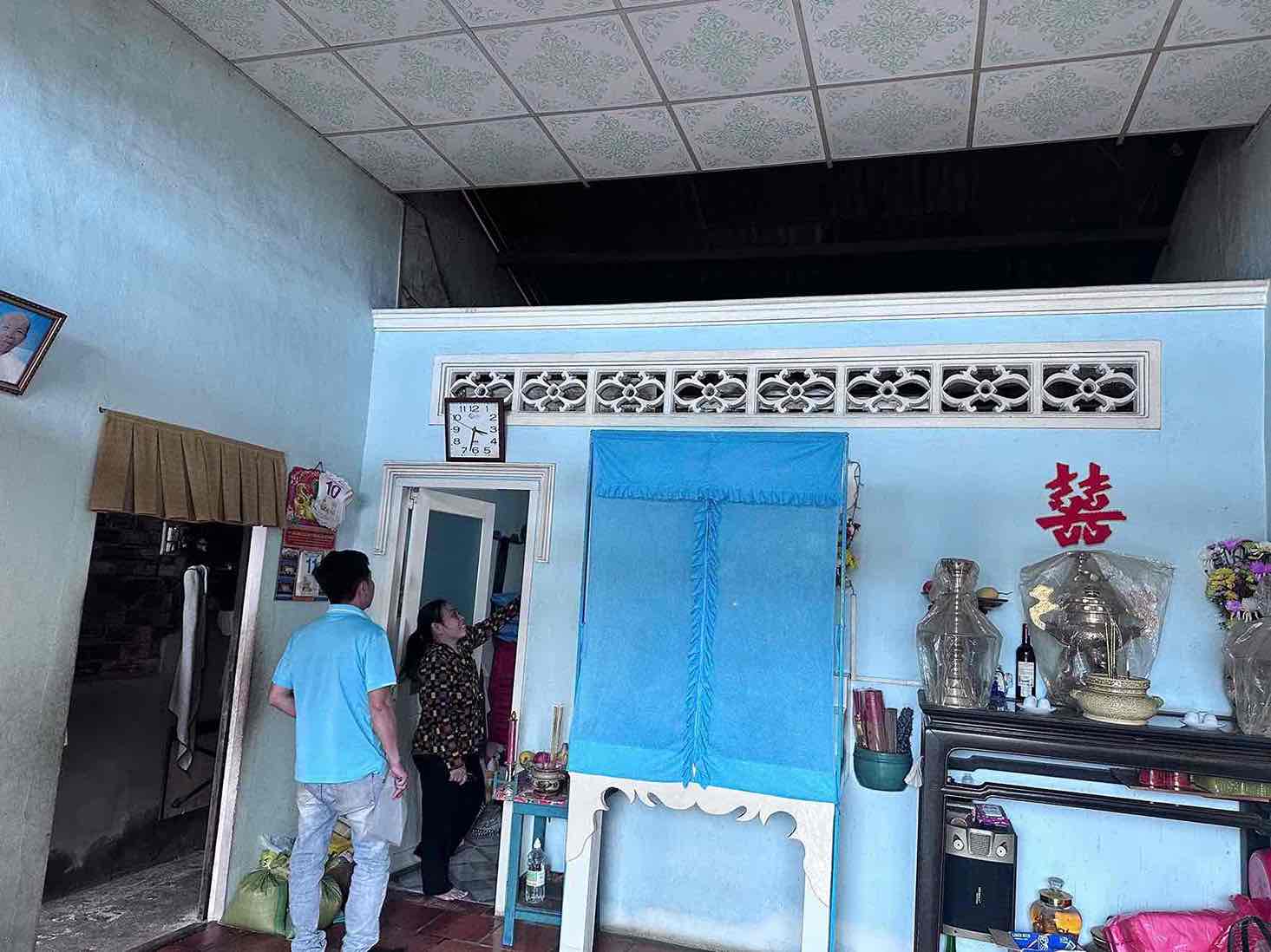 Ngoi nha chi Ngoc cu mua la dot nhung khong co tien sua chua do hoan canh kho khan. Anh: HAC