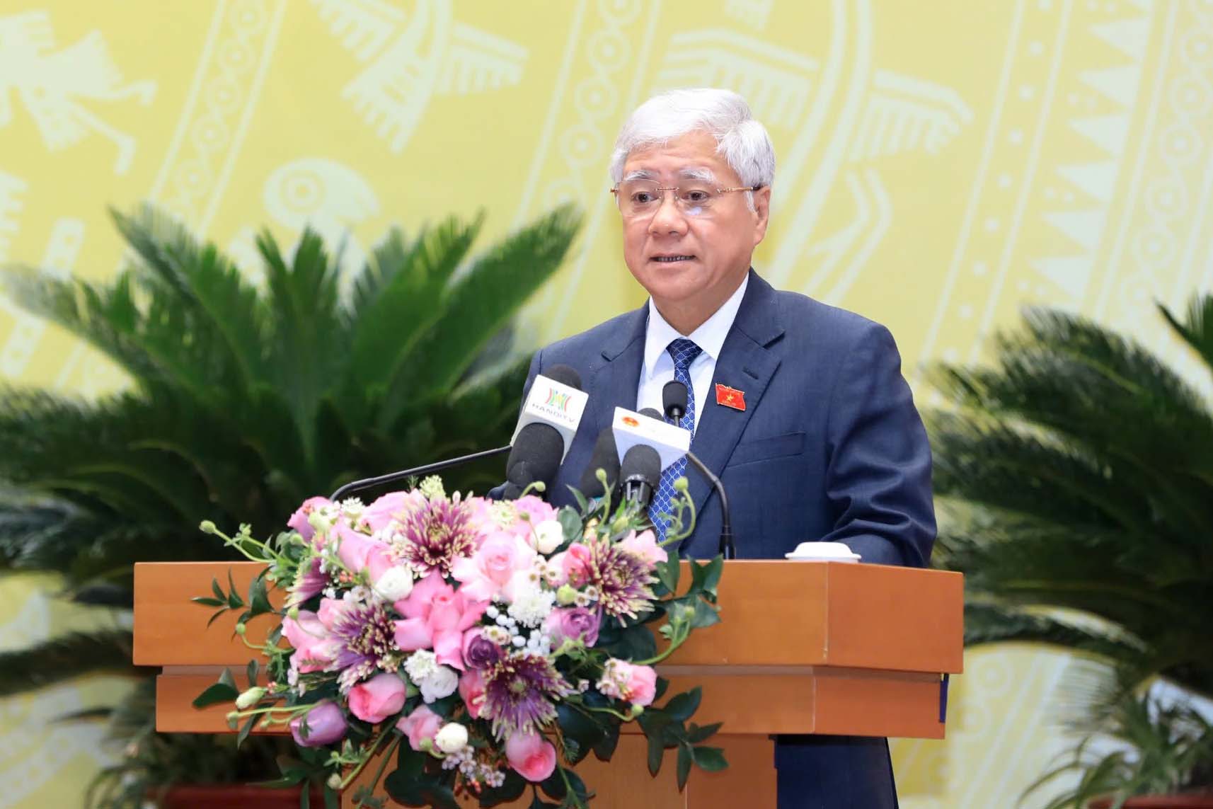 Do Van Chien 씨(정치국 위원 국회 상임 부의장)가 제8차 하노이시 인민의회 회의에서 발언하고 있습니다. 사진: Viet Thanh