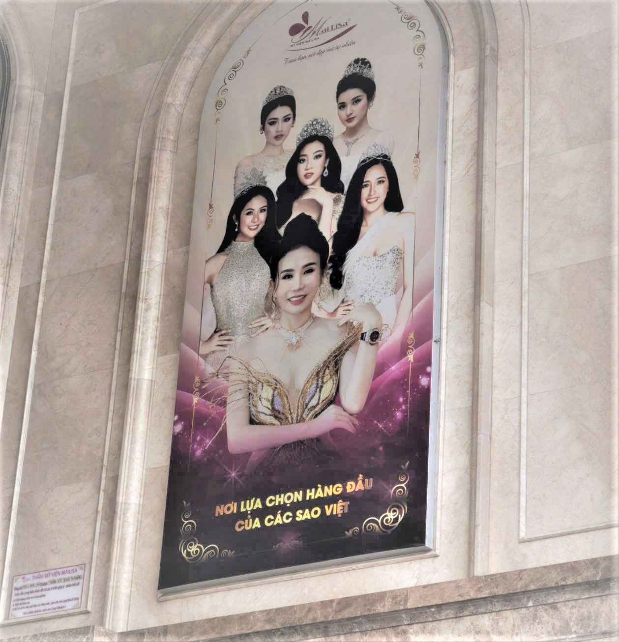 Chân dung bà Phan Thị Mai (ảnh giữa) tại tiền sảnh Thẩm mỹ viện Mailisa 132 Nguyễn Văn Cừ, Nghệ An. Ảnh: Quang Đại