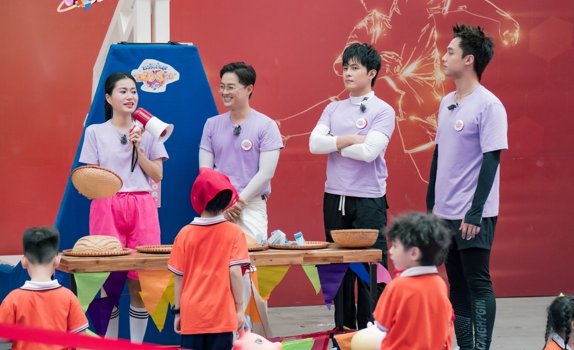 Lam Vy Da at the superstar school program. Photo: Producer.