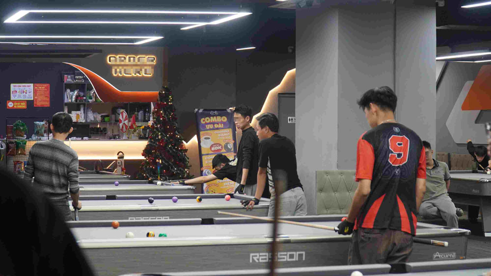 Nhieu quan bida thu hut dong dao co thu, trong do co gioi tre toi choi dem. Anh: Minh Vu