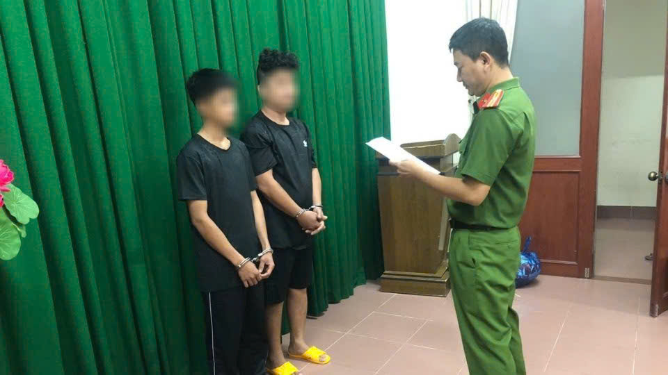 Công an Vĩnh Long khởi tố, bắt tạm giam 2 đối tượng chém 2 nạn nhân, khiến 1 người tử vong, 1 người nguy kịch tại xã Ba Tri. Ảnh: Công an cung cấp