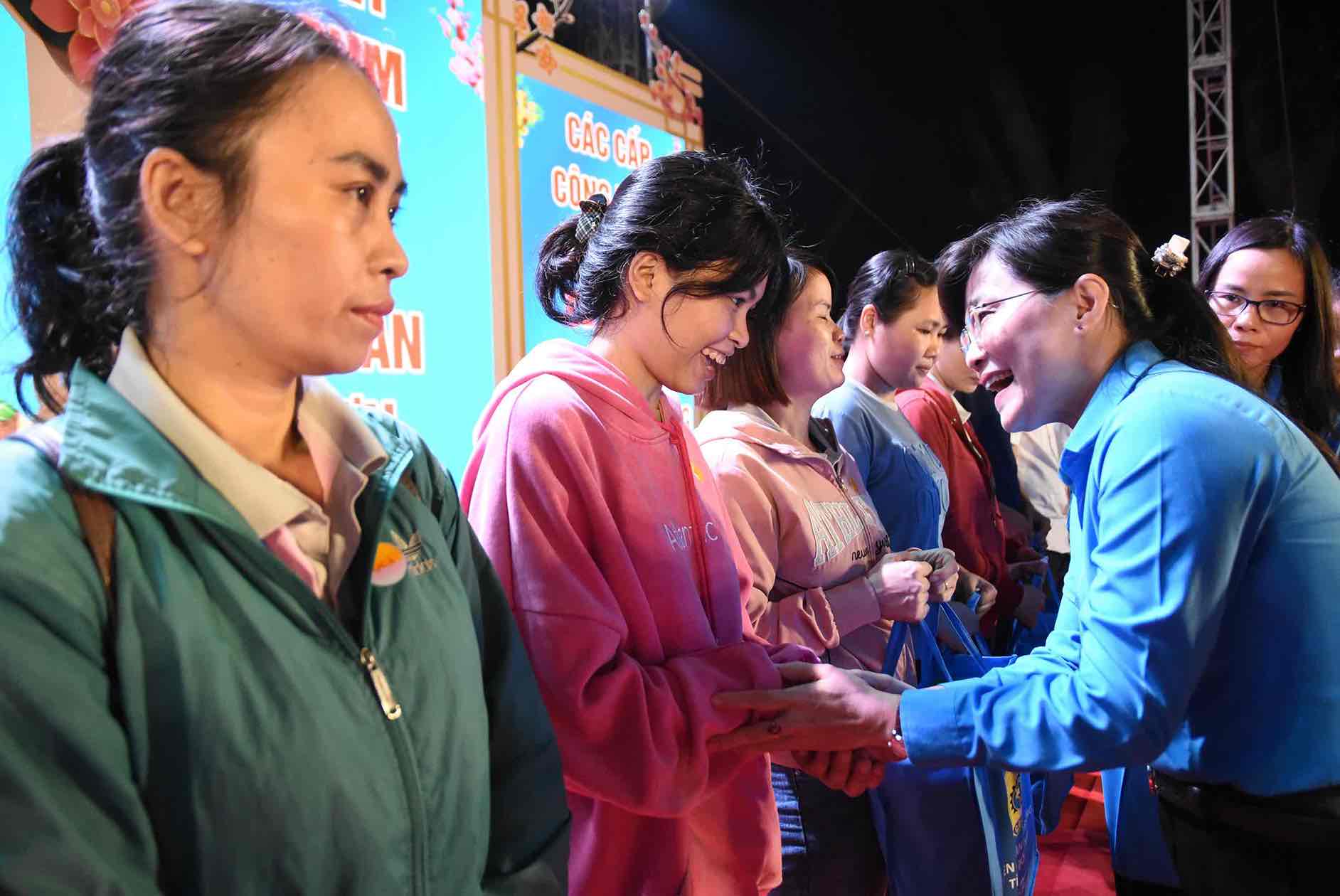 동나이성 노동총연맹 상임 부위원장 Bui Thi Bich Thuy 씨가 2025년 설날 재회를 맞아 조합원 및 노동자들에게 선물을 증정하고 있습니다. 사진: HAC