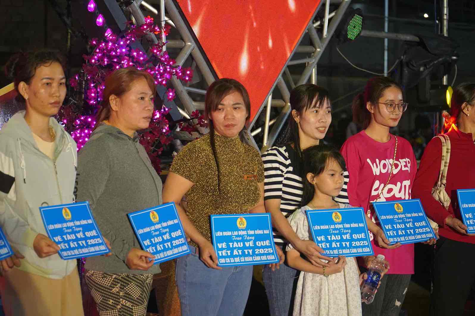 LDLD tinh Dong Nai tang ve tau Tet cho doan vien, nguoi lao dong nam 2025. Anh: HAC 