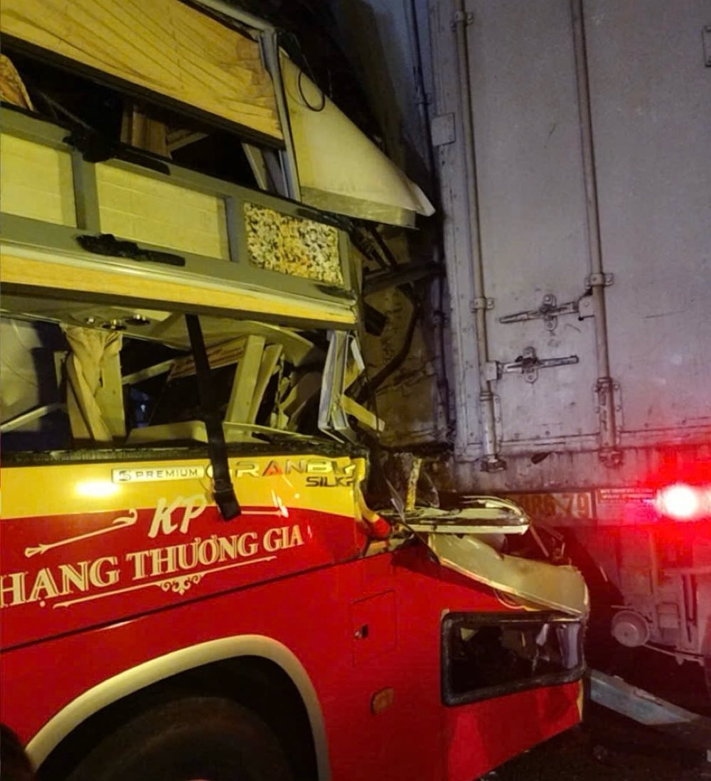 Hien truong vu tai nan tren cao toc Vinh Hao - Phan Thiet. Anh: Duy Tuan 