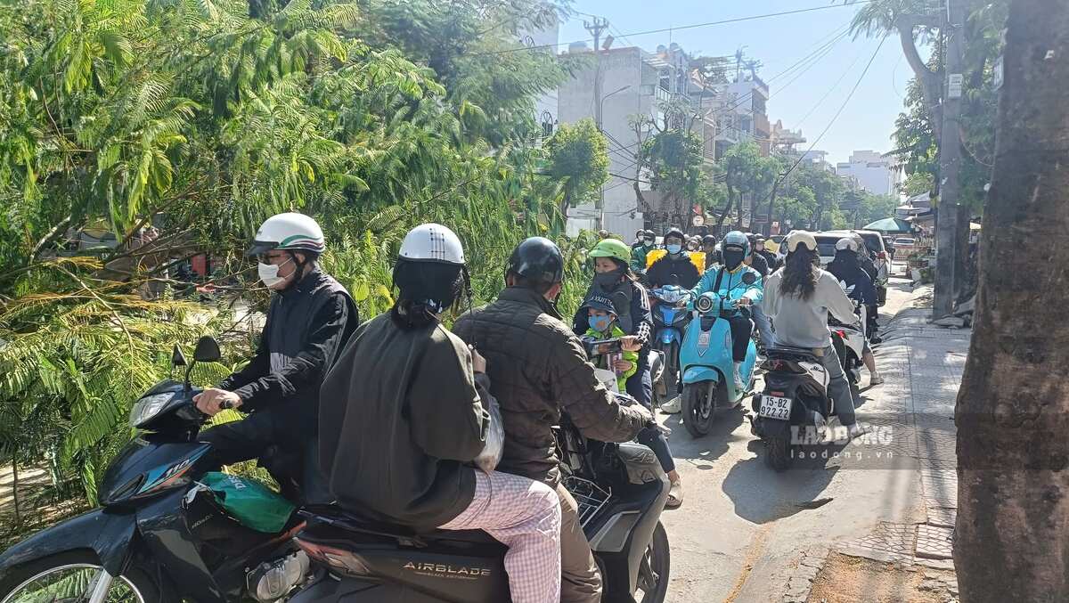 Nhieu nguoi dan buc xuc khi don vi thi cong khong co bien phap bao dam an toan, de xay ra vu viec. Ảnh: Mai Dung