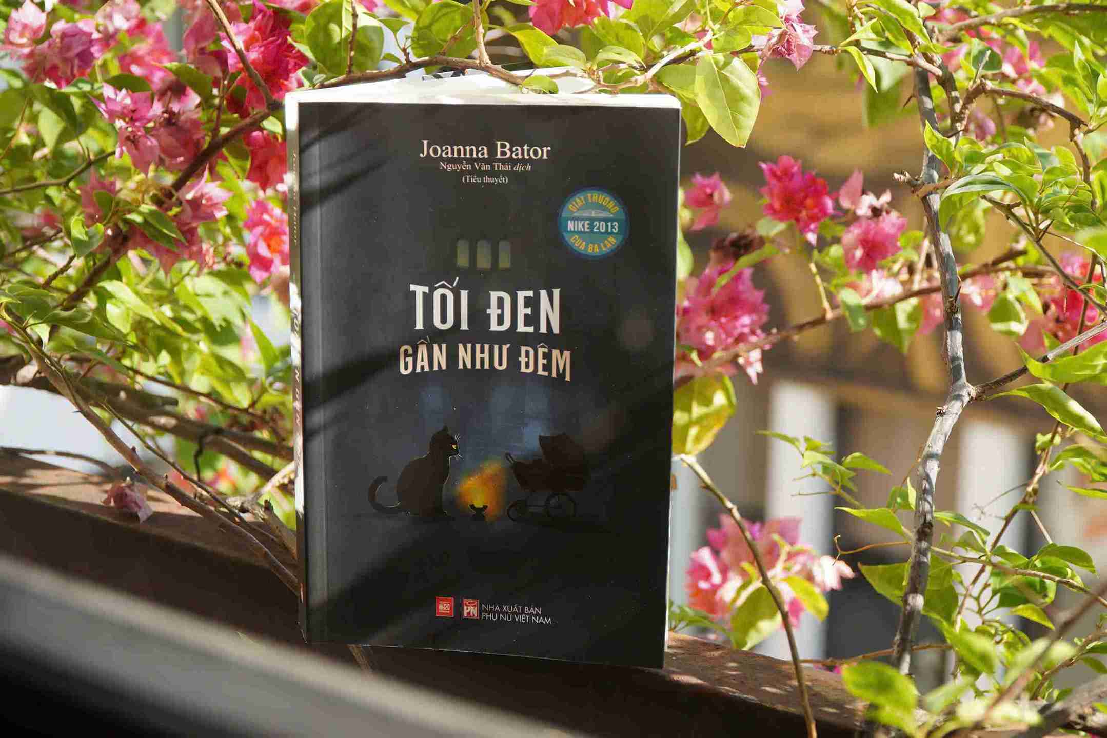 La novela 'Toi den' - casi noche - obra ganadora del Premio de Literatura Nike 2013 de Joanna Bator. Foto: NXB Phu nu Viet Nam