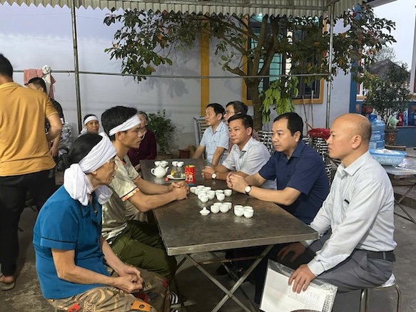 Lideres del Departamento de Pesca y Inspeccion Pesquera del Sindicato de Pescadores de Vietnam visitan a las familias de los pescadores en Thanh Hoa en abril Foto: NDNC