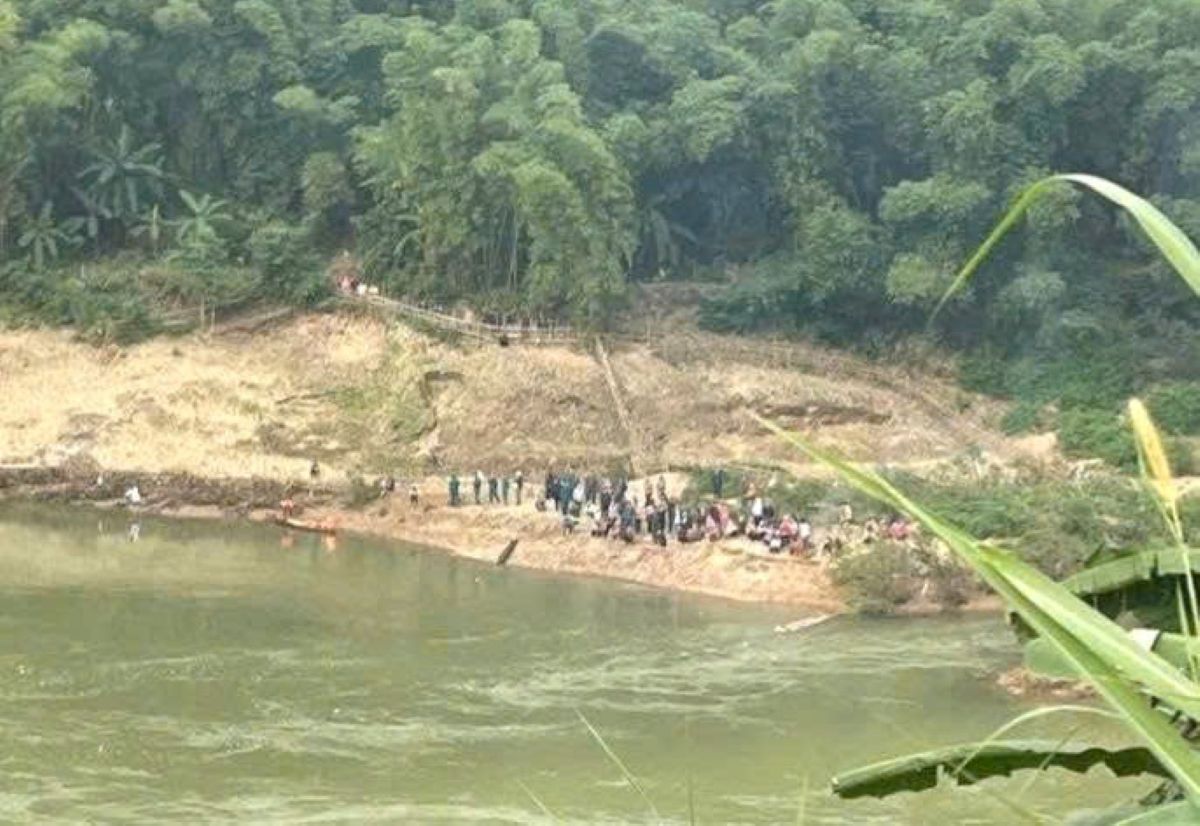 Luc luong chuc nang va nguoi dan trien khai cong tac tim kiem tung tich Chanh Van phong Dang uy xa bi mat tich. Anh: Minh Hoang 