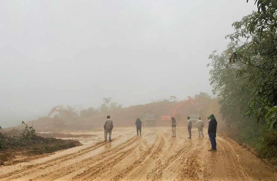 Cac nha khoa hoc khao sat, danh gia sat lo, sut lun tren dia ban tinh Lam Dong. Anh: Co quan chuc nang cung cap