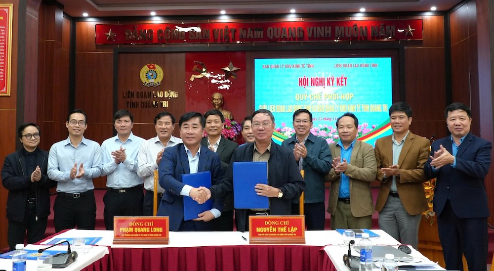 The Quang Tri Provincial Federation of Labor and the Provincial Economic Zone Management Board signed a working coordination regulations, strengthening coordination in protecting the rights and interests of workers. Photo: Quang Tri Trade Union