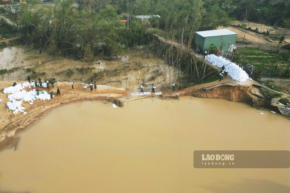 Gan 200 quan so khan truong khac phuc 2 tuyen de bi lu pha. Anh: Hoai Phuong