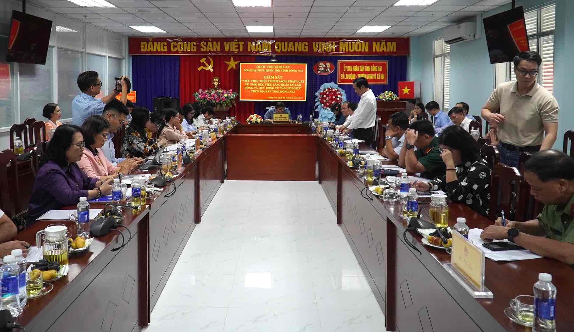 Doan Dai bieu Quoc hoi tinh Dong Nai thuc hien giam sat lien quan bao hiem xa hoi. Anh tu lieu: HAC