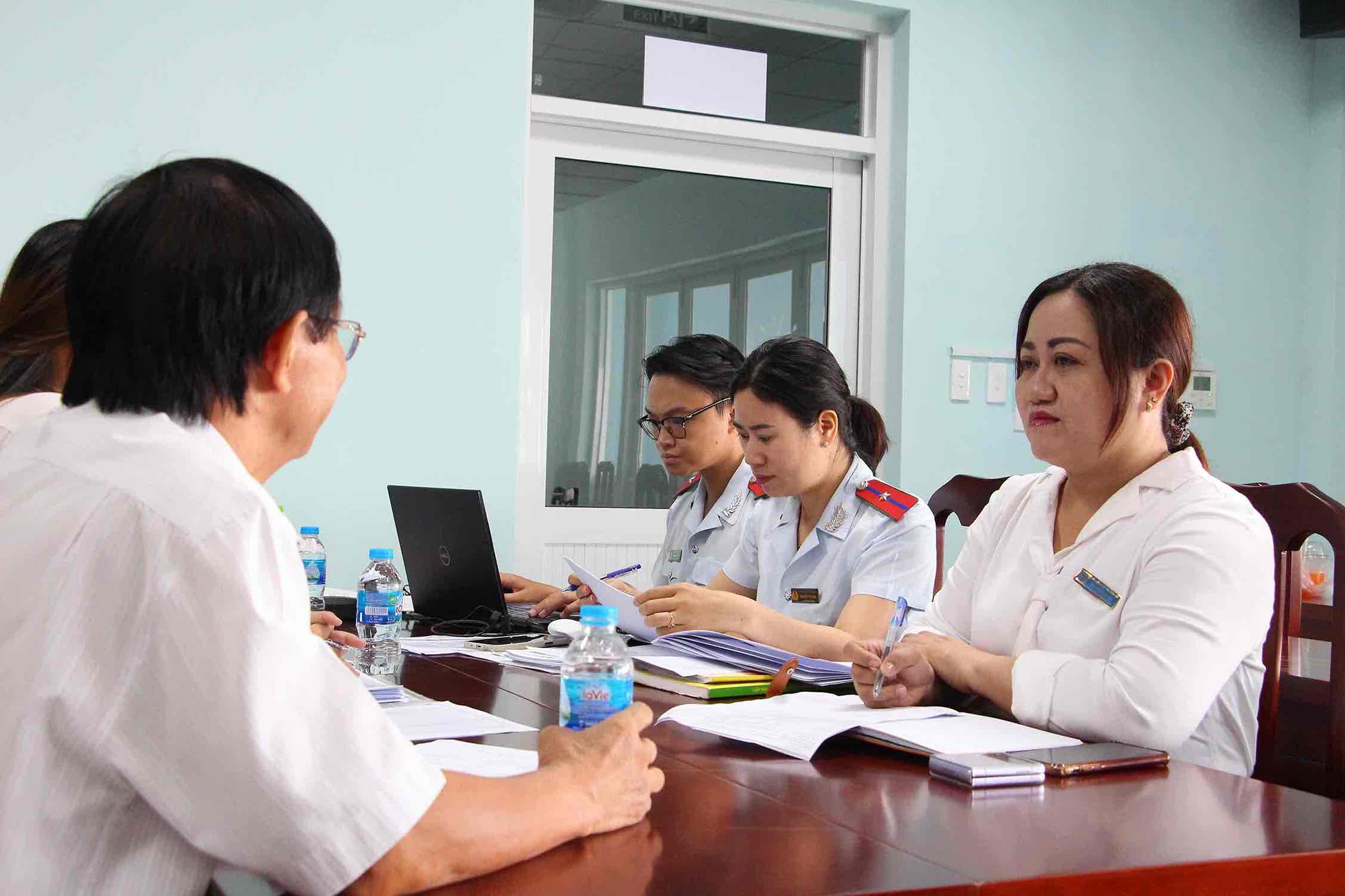 Representantes de la Seguridad Social de la provincia de Dong Nai y la Inspeccion del Departamento de Trabajo Invalidos de Guerra y Asuntos Sociales de la provincia de Dong Nai (antes) trabajando con las unidades que retrasan el pago del seguro en la provincia. Foto de archivo: HAC