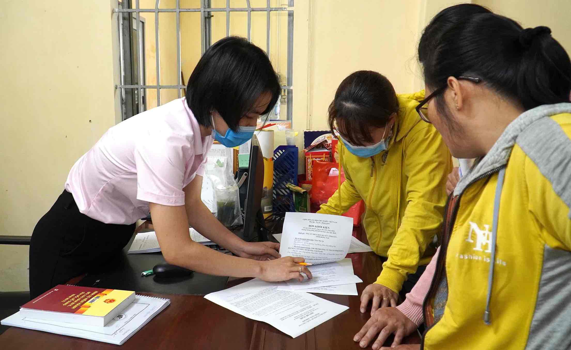 Can bo Trung tam tu van phap luat Cong doan - LDLD tinh Dong Nai ho tro phap ly cho nguoi lao dong bi doanh nghiep no bao hiem. Anh tu lieu:  HAC