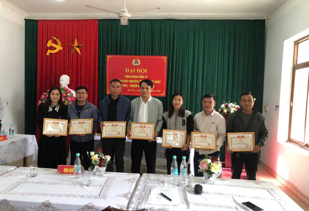 Cac doan vien tieu bieu nhan giay khen cua Cong doan Cong ty TNHH san xuat nguyen lieu giay Viet Nhat Cai Lan. Anh: Cong doan phuong Bai Chay