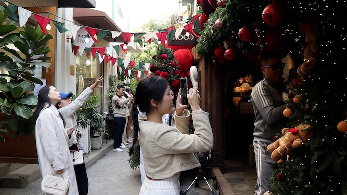 ハノイの長さ100mの路地が目覚ましい変貌を遂げ、若者たちは早めにクリスマスチェックイン.