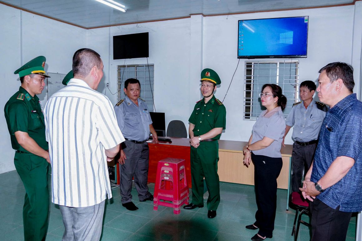 Lanh dao BDBP TP Can Tho va luc luong chuc nang kiem tra To IUU tai cang ca Tran De. Anh: Van Long