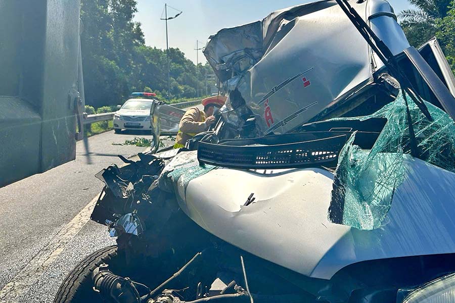 Luc luong canh sat co mat kip thoi giai cuu nguoi bi mac ket trong xe sau vu tai nan lien hoan. Anh: Cong an cung cap