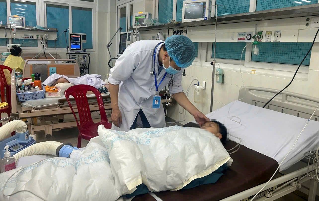 チュオンスアン橋から飛び降り自殺未遂の疑いのある2人の子供を抱きしめて救助した男性が地元住民によって救助されました。生存している子供は病院で治療を受けています。写真:Quang Ngai省産婦人科・小児病院