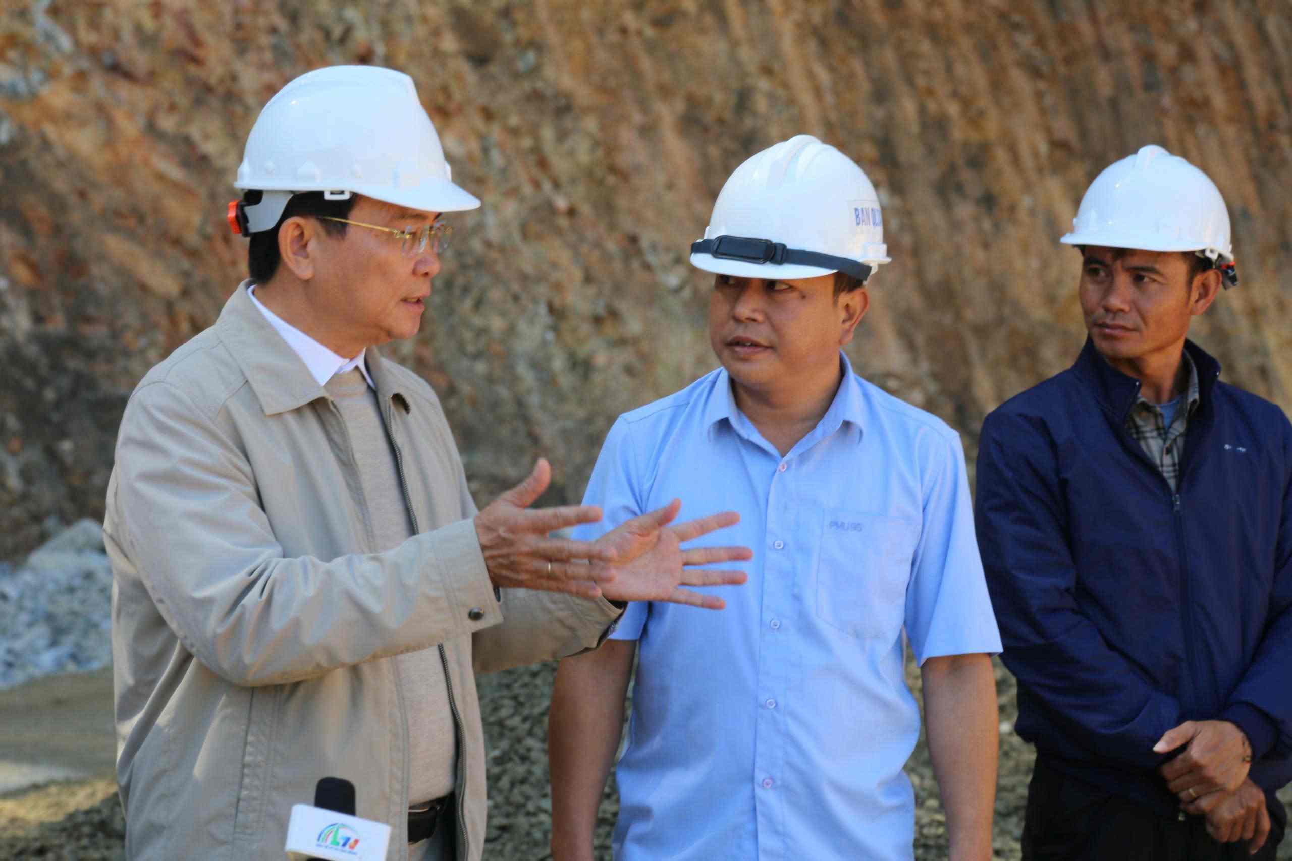 Ong Ho Van Muoi, Chu tich UBND tinh Lam Dong kiem tra thuc te cong tac khac phuc sat lo tren deo Mimosa va trao doi voi dai dien nha thau. Anh: Phuc Khanh