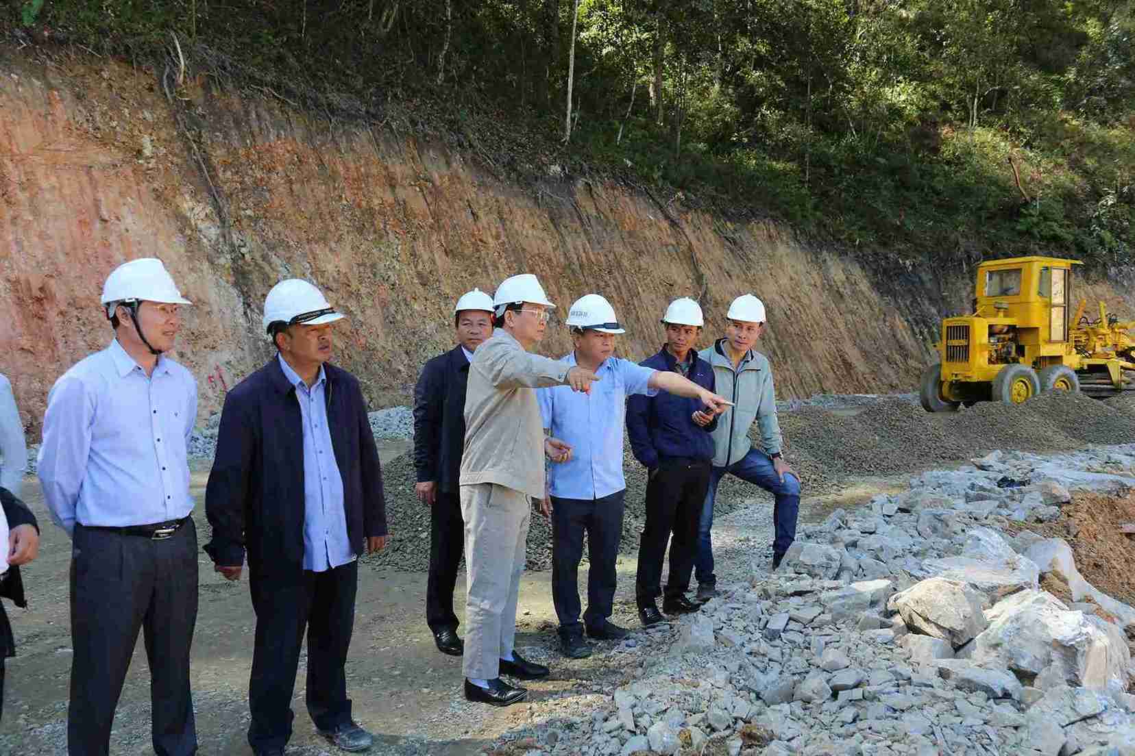 ラムドン省人民委員会のホー・ヴァン・ムオイ委員長は、ミモザ峠を11月30日に開通するよう指示した。写真: Than Hy