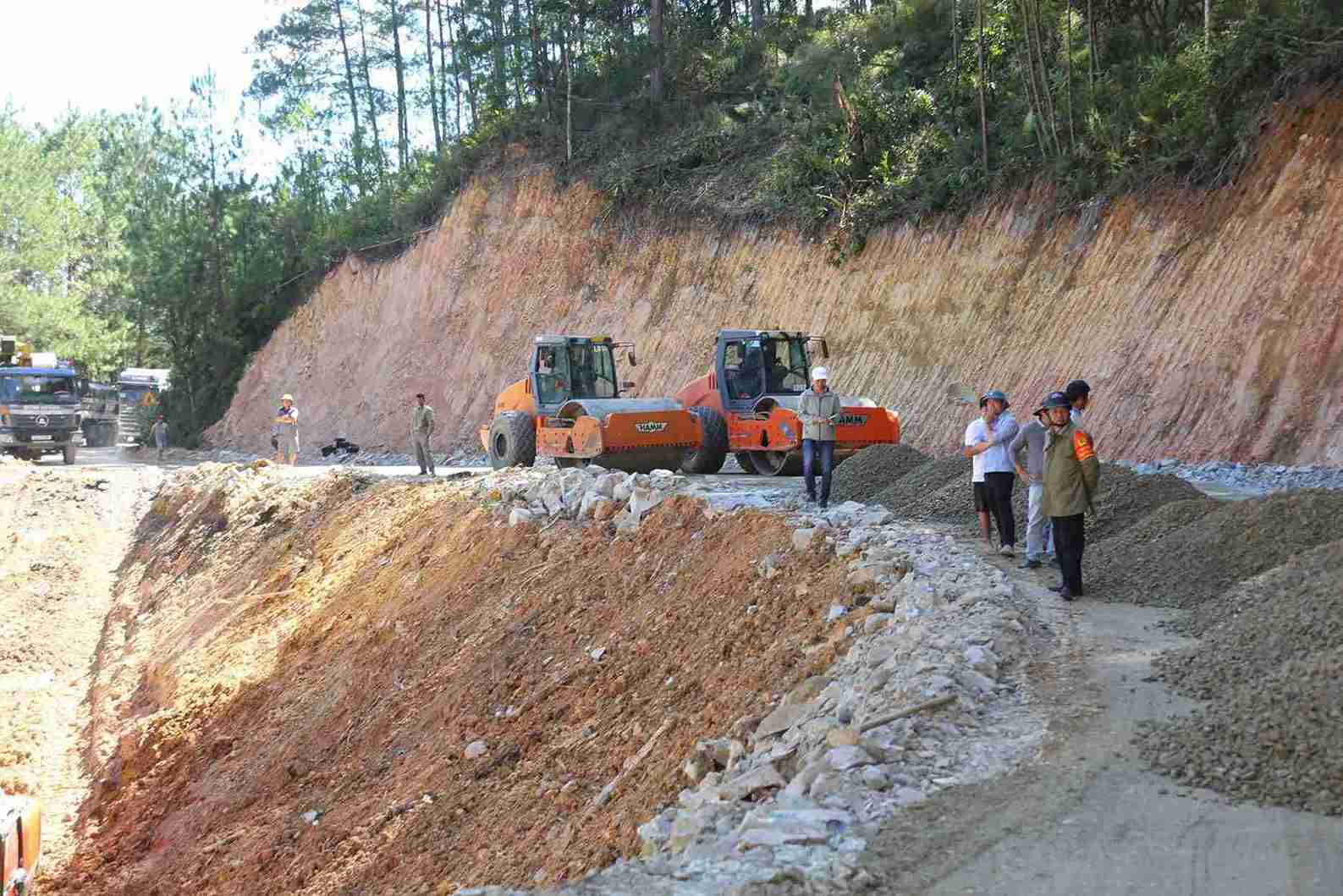 Don vi thi cong dang tap trung day nhanh tien do thi cong mo duong tam qua diem sat lo tren deo Mimosa. Anh: Phuc Khanh