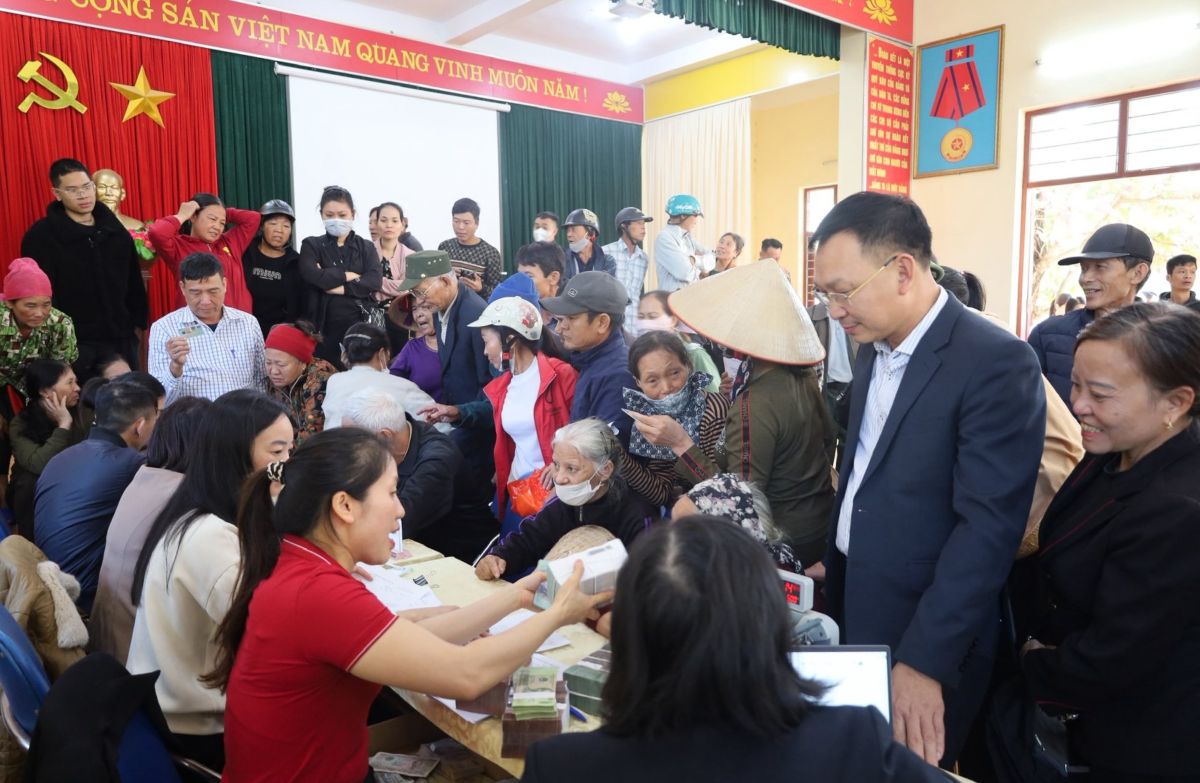 The leaders of Kien Hung commune visited the people in the dike area to make up for the problem. Photo: Information of Kien Hung commune - Hai Phong city