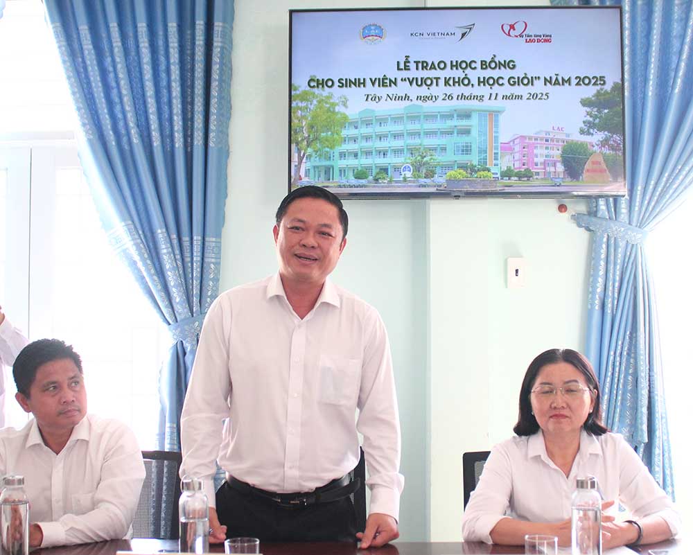 Ong Le Quoc Hung - Hieu truong Truong Cao dang Long An phat bieu tai buoi le. Anh: Thanh Vu