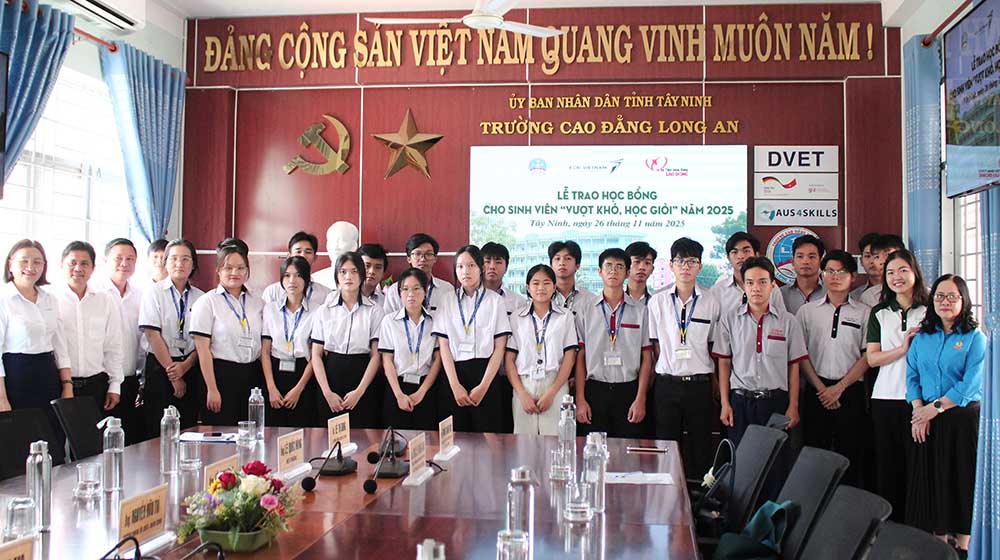 25 suat hoc bong voi tong gia tri 50 trieu dong duoc trao tai buoi le. Anh: Thanh Vu