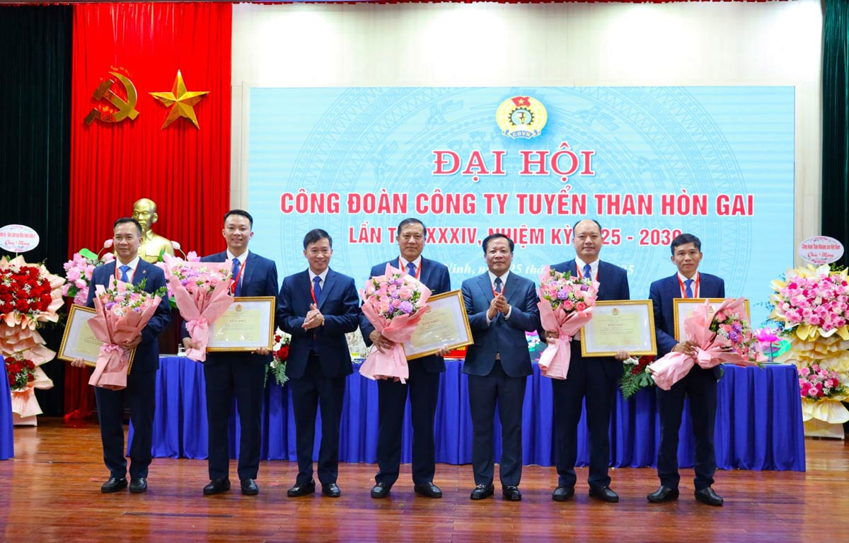 Trao Bang khen cua Cong doan TKV cho 5 ca nhan co thanh tich xuat sac giai doan 2023-2025. Anh: Tuyen Than Hon Gai