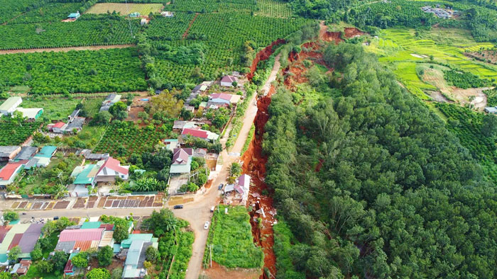 EVN can bo tri kinh phi de xay dung lai duong theo huong tuyen moi. Anh: Kien Le 