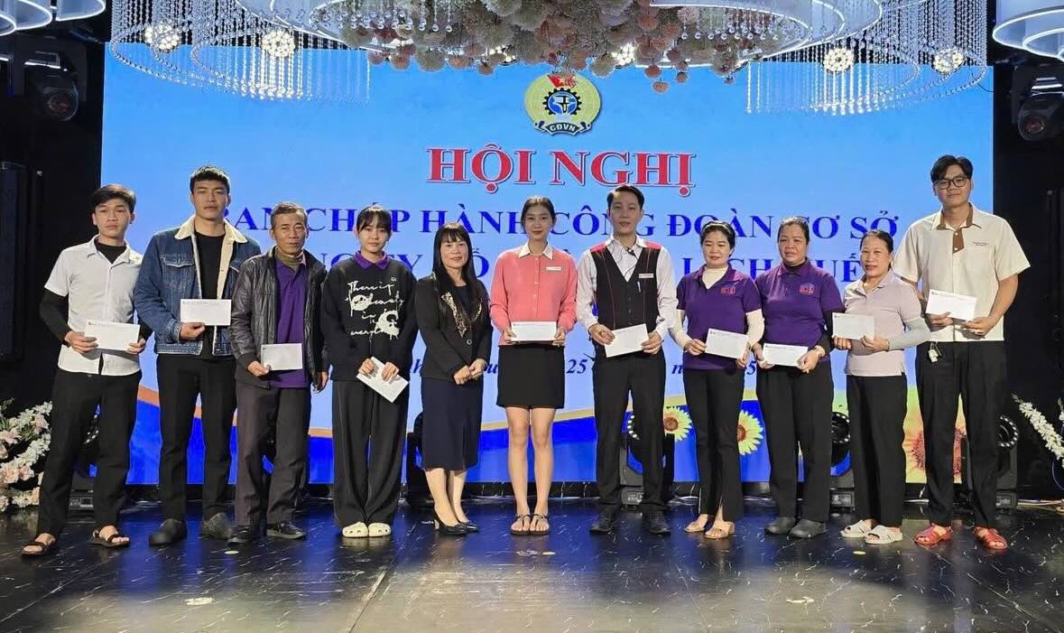 Doan vien co hoan canh kho khan, bi anh huong boi bao lu nhan qua ho tro tu cong doan. Anh: Cong doan Quang Tri