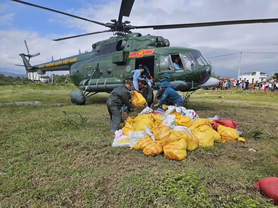Responding to storm No. 15, the General Staff requested the Air Defense - Air Force and Army Corps 18 to check, review plans, organize forces and means, and be ready to conduct search and rescue flights on the air when ordered by the Ministry of National Defense. Photo: PKKQ Army