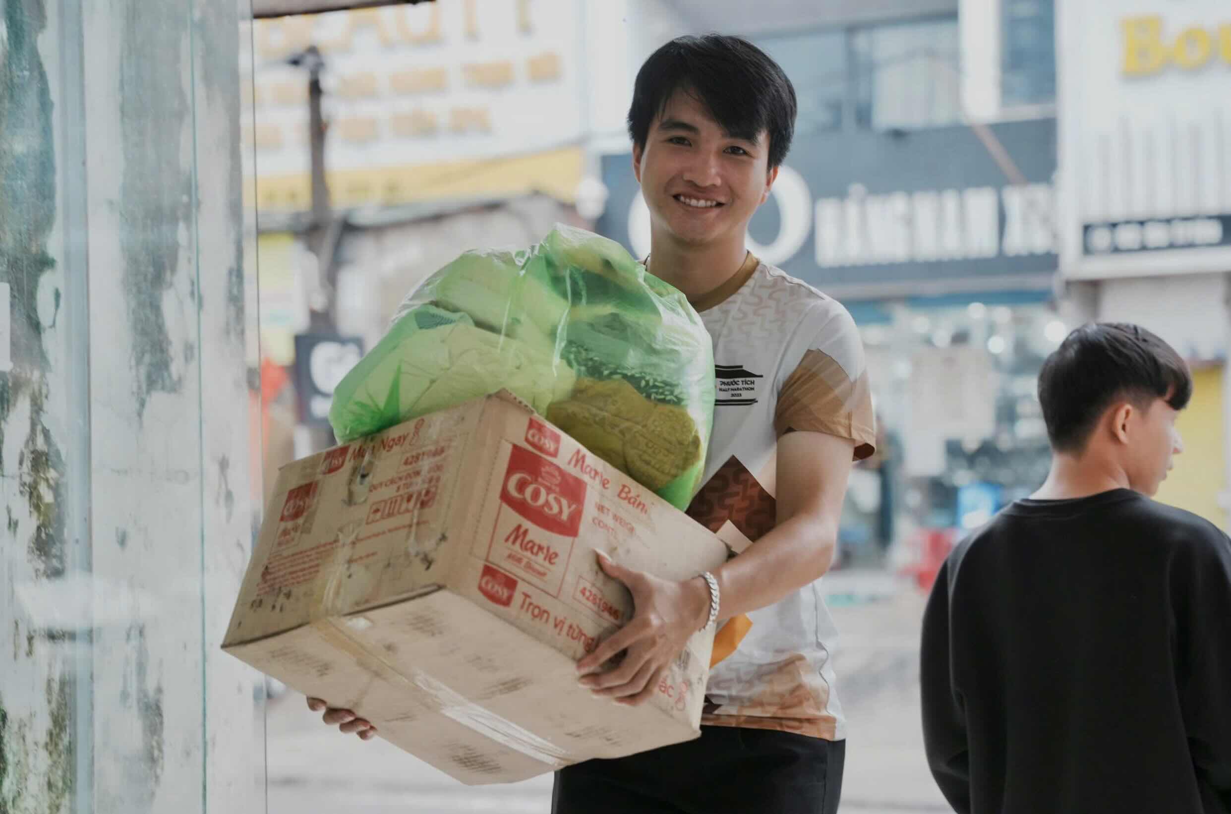 People donate food and necessities to people in flooded areas. Photo: Ngo Hien