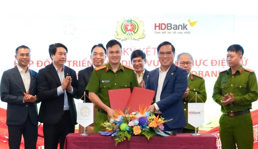 HDBank and the Center for Research and Application of Population Data and Citizen Identification (RAR Center) - Ministry of Public Security have signed a strategic cooperation agreement. Photo: HDBank