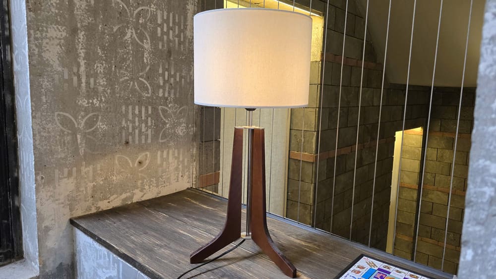 Decorar con lamparas de mesa ayudara a que la esquina de la escalera cree un punto culminante artistico para la casa. Foto: Tuan Dat