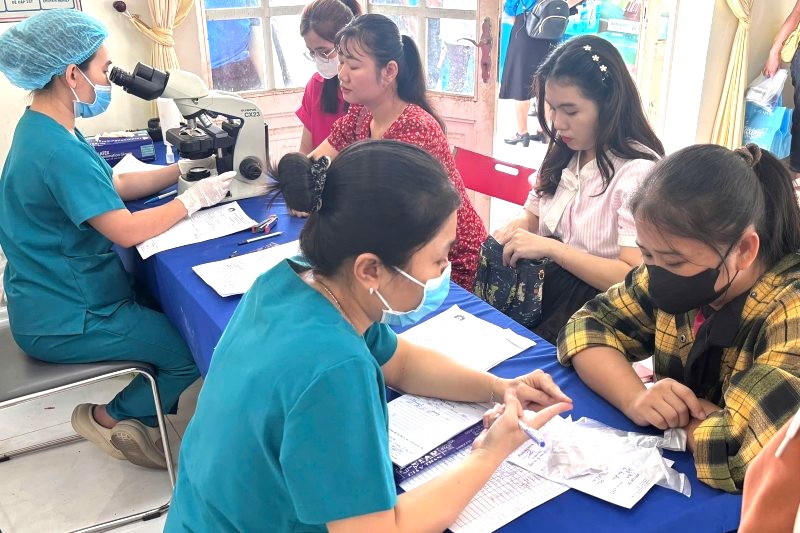 ホーチミン市労働総同盟は、2025～2030年期間の第1回ホーチミン市労働組合会議と2026～2031年期間の第14回ベトナム労働組合会議に向けて、あらゆるレベルの労働組合会議に関する3回の宣伝ラウンドを組織した。写真中：ホーチミン市労働総連合会が「労働者の健康を祝うフェスティバル」を主催。写真: ドゥク・ロン