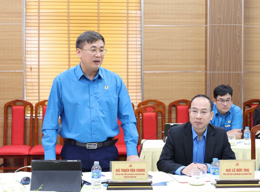 Ong Thach Van Chung - Tinh uy vien, Pho Chu tich Uy ban Mat tran To quoc Viet Nam tinh Bac Ninh, Chu tich Lien doan Lao dong tinh Bac Ninh phat bieu tai buoi lam viec. Anh: Quyet Chien