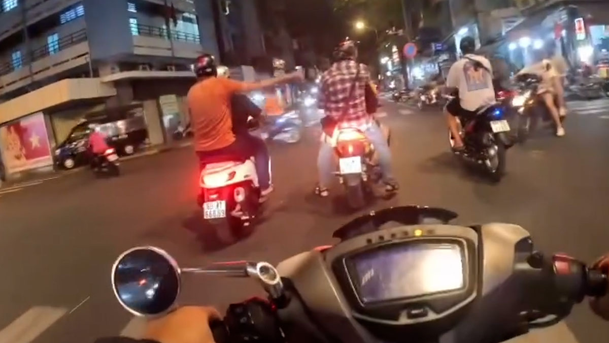 Clip de persecucion de dos sujetos por robo de propiedad en Ciudad Ho Chi Minh. Foto: Captura del clip proporcionado por la policia