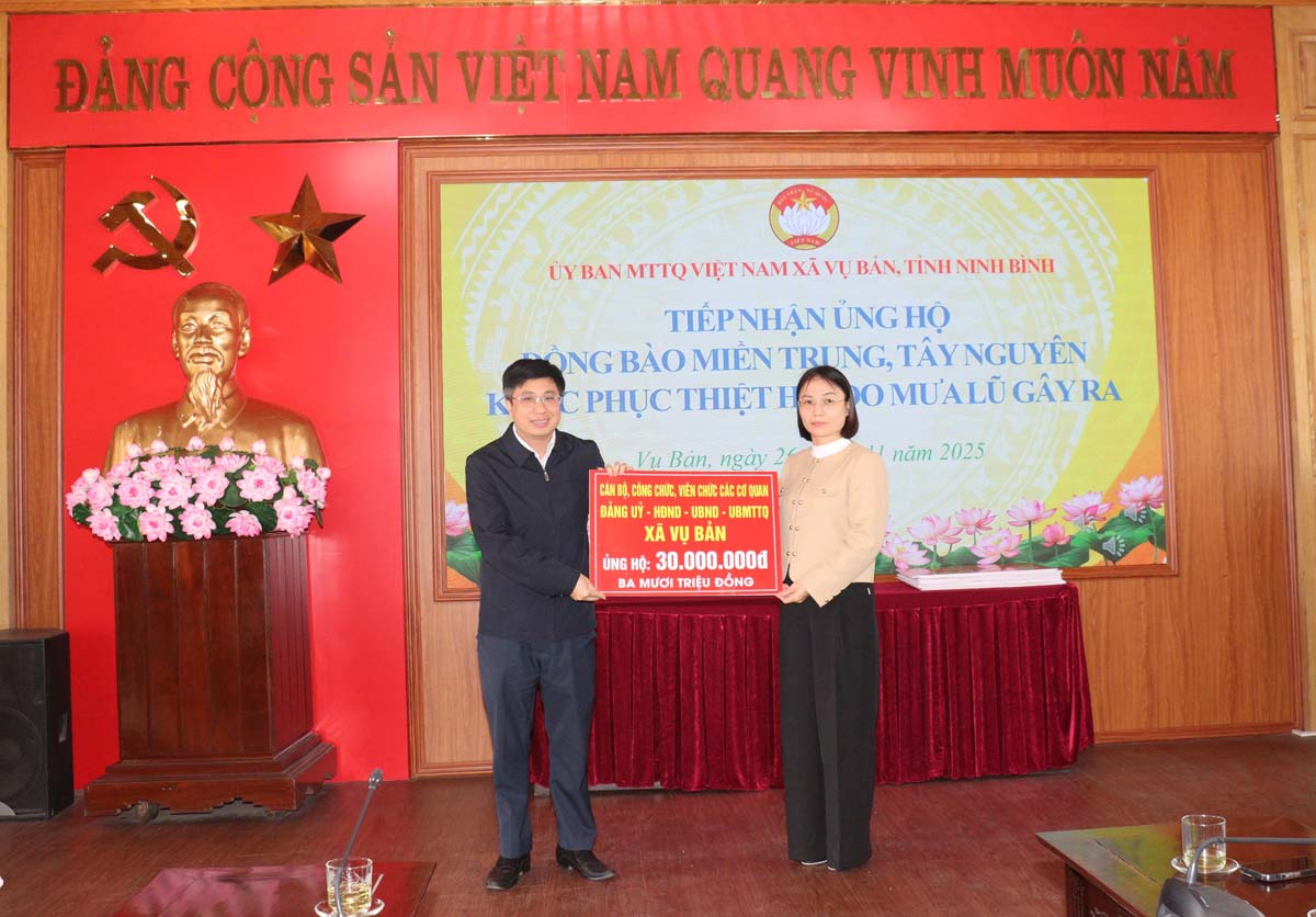 Dang uy - HDND - UBND - UBMTTQ Viet Nam xa の党委員会機関の幹部、公務員、職員が洪水被災地の同胞を支援しています。写真:Nin Binh省 Vu Ban xa 情報ポータル