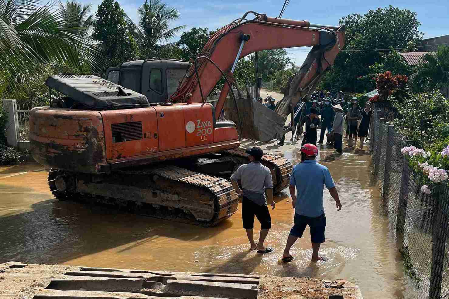 Chinh quyen dia phuong huy dong may muc khoi thong cong ranh chong ngap vuon sau rieng cho nguoi dan. Anh: Phuc Khanh