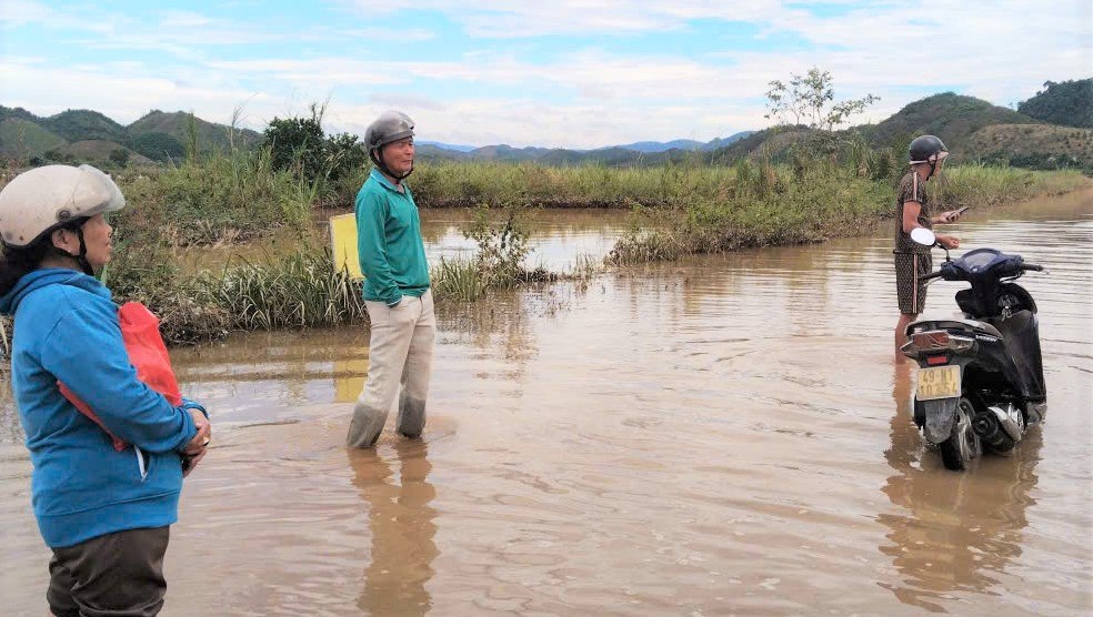 Nguoi dan xa Cat Tien xot xa nhin vuon sau rieng bi ngam trong nuoc lu. Anh: Phuc Khanh