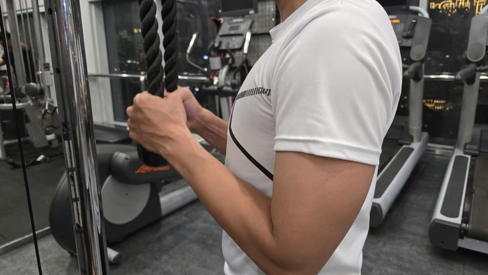 Cable exercises will help guys effectively strengthen their biceps. Photo: Tuan Dat