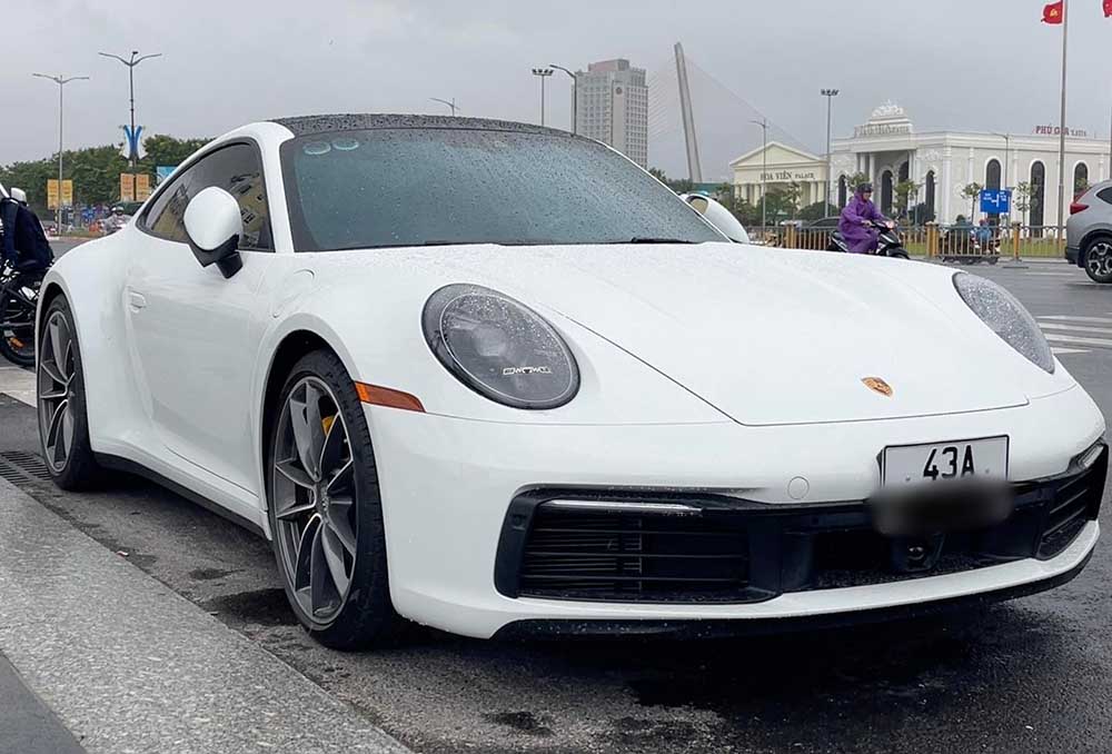 白い外装と赤い内装が際立つ、2021年型ポルシェ 911 カレラに乗るダナンのビジネスマン。写真: トリウ・ホアン