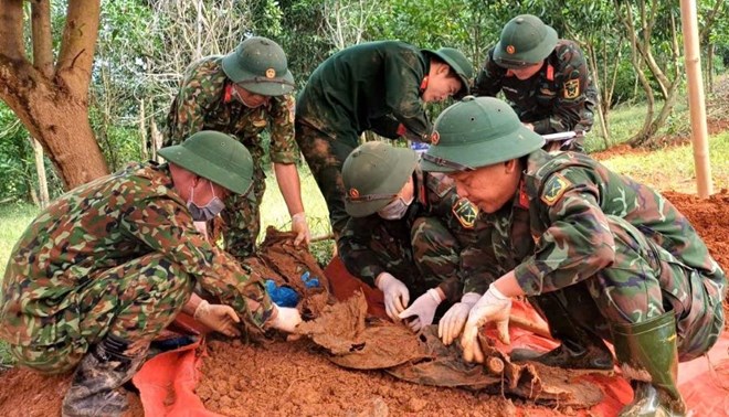 Đội quy tập hài cốt liệt sĩ Đoàn Kinh tế Quốc phòng 337 phát hiện hài cốt liệt sĩ. Ảnh: Duy Đông