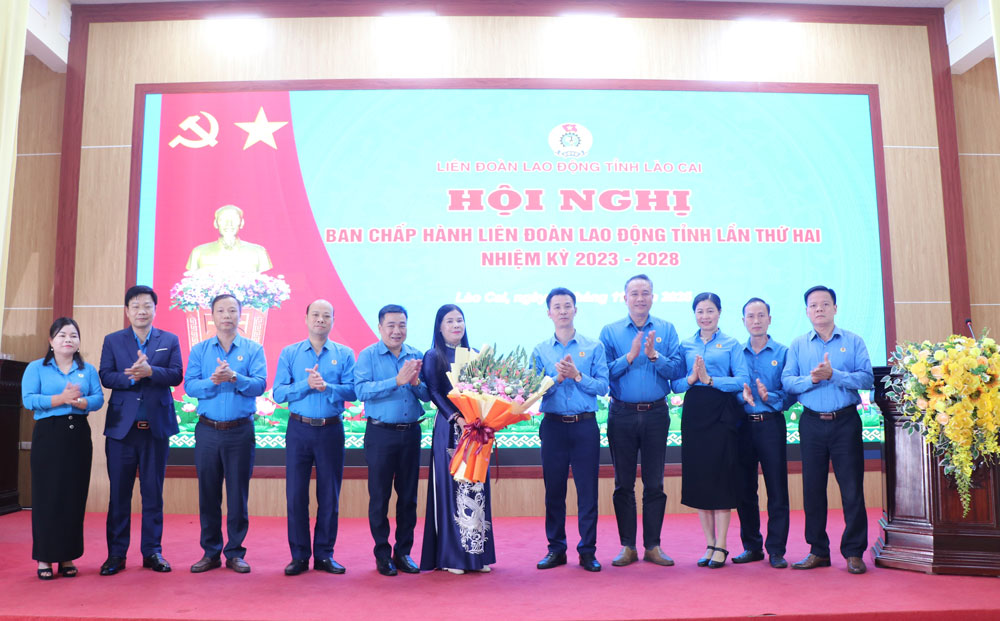 ラオカイ省労働組合連盟常務委員会が新会長に花束を贈呈。写真:バオ・グエン